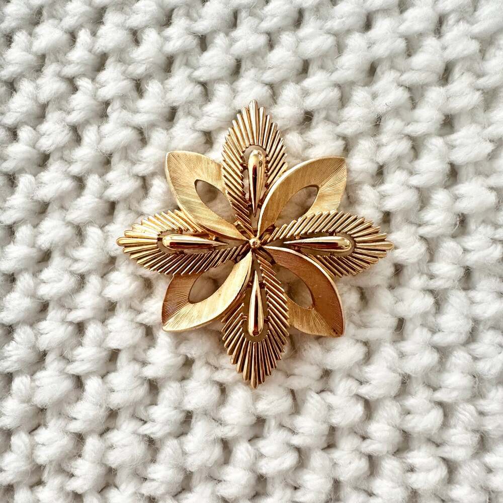 Trifari Vintage Brushed Textured Gold Tone Starburst Eight Point Brooch Pin